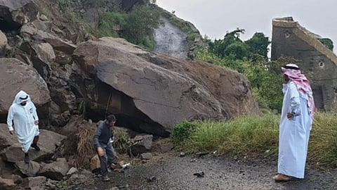 بالصور.. محافظ فيفاء يتابع حالة الطرق المقطوعة جراء الأمطار الغزيرة