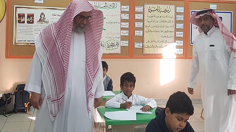 قيادات تعليم ينبع تتفقّد أداء 50 ألف طالب لاختبارات منتصف العام