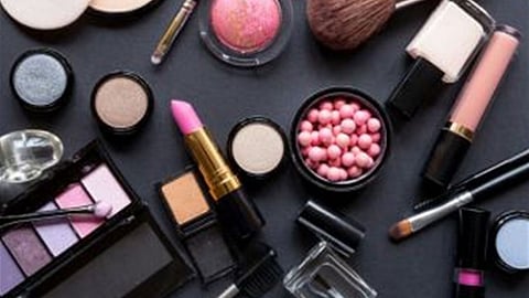 تحذير من مادتين إحداهما «مسرطنة» في مستحضرات التجميل