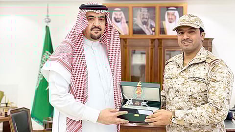 قائد «الدفاع الجوي» بالجنوب يكرّم أمين جازان لدوره في عاصفة الحزم