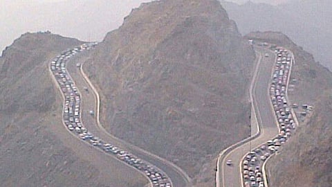 إغلاق مؤقت لطريق الهدا بالطائف بسبب هطول الأمطار وتساقط الصخور