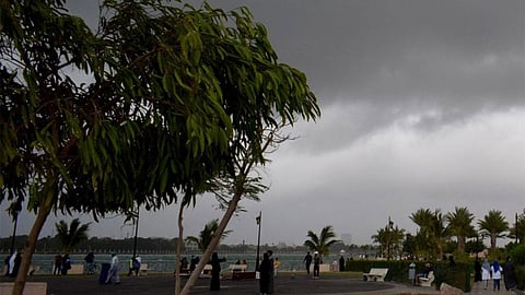 سحب رعدية ممطرة على جدة وبعض محافظات مكة حتى التاسعة صباحًا