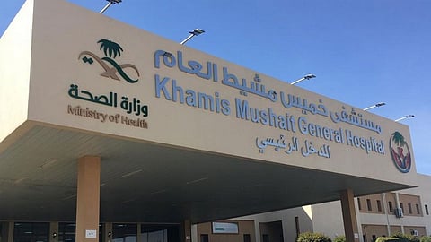 فريق جراحي بخميس مشيط ينقذ مريضًا يعاني حالة نادرة وخطرة