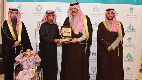 أمير حائل يسلم دفعة جديدة من وحدات الإسكان التنموي للأسر المستحقة