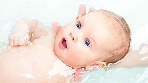 متخصصون: المعدل المناسب لاستحمام الرُّضَّع 3 مرات أسبوعيًا