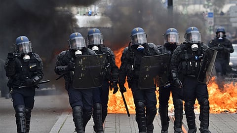 فرنسا.. الشرطة تشتبك مع متظاهرين قرب محطة قطارات باريس