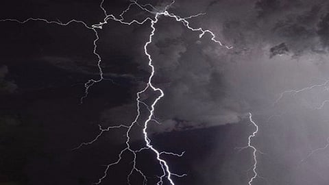 سحب رعدية ممطرة على الباحة.. والدفاع المدني يحذِّر من مجاري الأودية والسيول