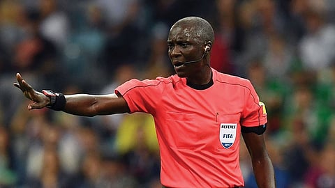 «باكاري جاساما» حكمًا لمباراة ضمك والنصر في كأس الملك