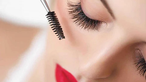 خطوات الحصول على رموش طويلة وكثيفة