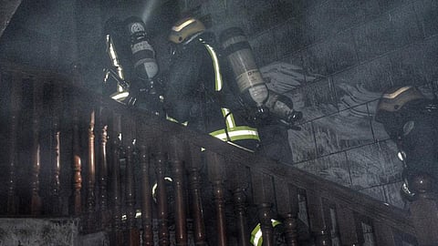 بالصور.. إخماد حريق بجدة وإصابة طفلتين ورجل باختناق