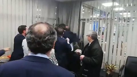 بالفيديو.. شجار عنيف داخل بنك لبناني في مدينة طرابلس