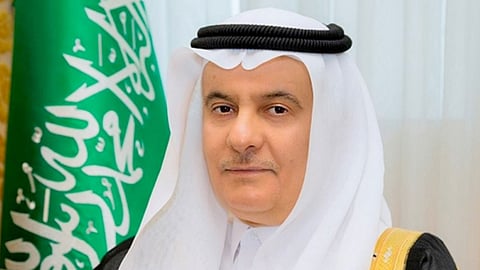 وزير البيئة يسلّم وسام الملك عبدالعزيز من الدرجة الأولى لأسرة الشهيد الطيار النصير