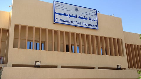 الأمن الكويتي يجهض محاولة فتاتين تهريب شقيقهما عبر منفذ النويصيب