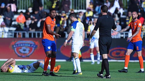 خبير تحكيمي لـ«عاجل»: طرد لاعب الفيحاء مستحق