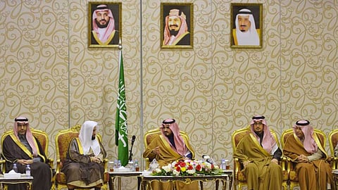 أمير مكة بالنيابة يطلع على المشروعات التنموية بالطائف