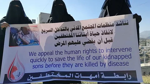 «أمهات المختطفين»: 198 مصابًا بأمراض يتعرضون للتعذيب في سجون الحوثي