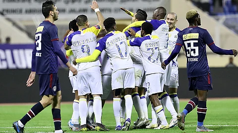 لجنة الانضباط والأخلاق تغرِّم مساعد مدرب النصر «المدخن»