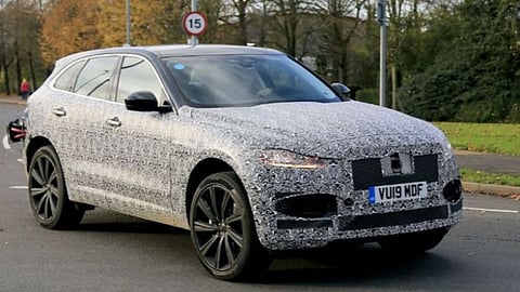 بالصور.. جاكوار «F-Pace» تظهر بتحديثات منتصف العمر أثناء اختبارها ببريطانيا