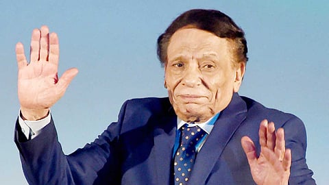 عادل إمام يُنهي مغامرات «فالنتينو».. والإرهاق يغيبه عن المسرح السعودي