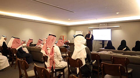 بالصور.. أكاديميّ سعوديّ يصف موظفي العلاقات العامة بـأنهم «مخبرون»