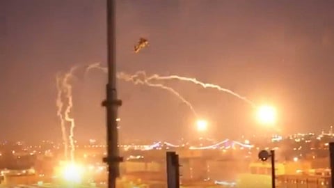 بالفيديو.. «الأباتشي» الأمريكية تطلق شعلات حرارية فوق السفارة ببغداد