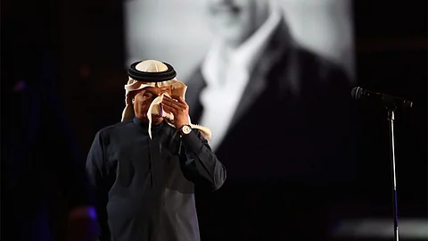 محمد عبده يذرف الدموع في ليلة عراب الطرب