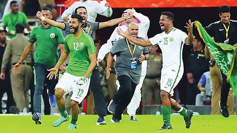 10 محطات توثق تقلبات الكرة السعودية في العقد الأخير