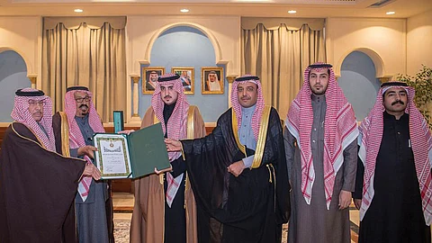 بالصور.. أمير الجوف يستقبل والد الشهيد الطيار طارق النصير