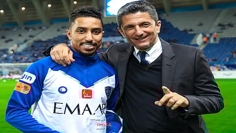 بالصور.. سالم الدوسري يتسلَّم جائزة أفضل لاعب عربي