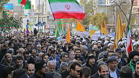 «الشباب» الإيراني يهاجم مقر الحرس الثوري احتجاجًا على قمع المواطنين