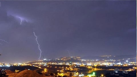 الأرصاد: سحب رعدية ممطرة ورياح متربة على عدة مناطق.. السبت