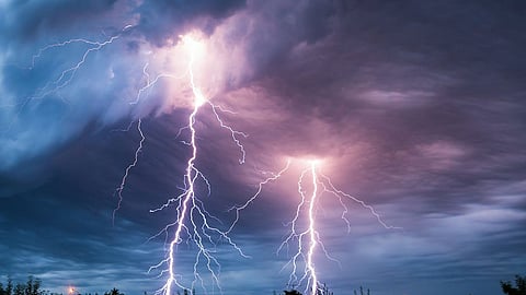 سحب رعدية ممطرة ورياح مثيرة للأتربة على مناطق بالمملكة.. الأحد