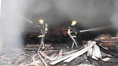 مدني الرياض يباشر حريقًا في مستودع لمواد البناء