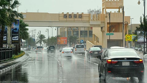 مدني الشرقية يدعو لأخذ الحيطة والحذر بسبب استمرار حالة هطول الأمطار