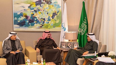 أمير الجوف يبحث مع وزير النقل تشغيل محطة قطار القريات وتطوير مطار المدينة