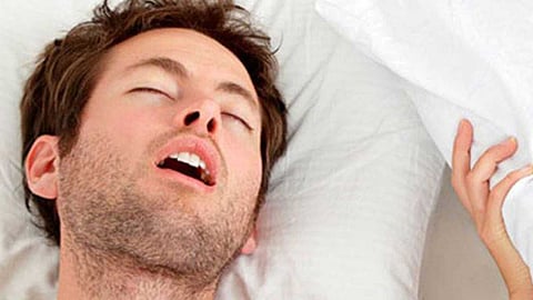 «الشخير» ليس ظاهرة مزعجة فقط.. ينذر بمشكلة صحية خطيرة