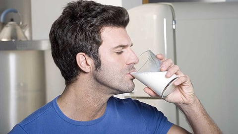 دراسة: يجب التوقف فورًا عن شرب الحليب حال ظهور 9 علامات