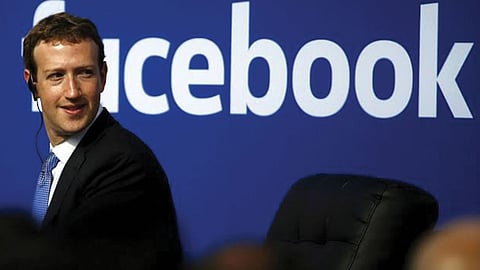 «زوكربيرج» ثروته 77 مليار دولار ويبحث عن «جوال» في التخفيضات