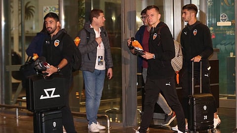 بالصور.. فالنسيا يصل جدة ويخوض أول تدريباته مساءً على ملعب الاتحاد