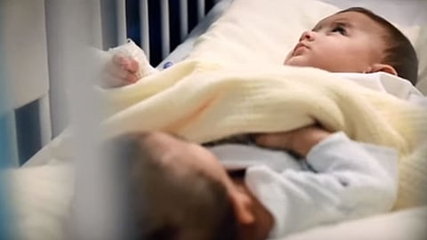 بعد شهرين من نجاح العملية.. استقرار حالة التوأم السيامي الليبي