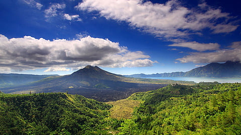 إندونيسيا تفرّق السحب القادمة نحو جاكرتا بـ«قنابل الملح»