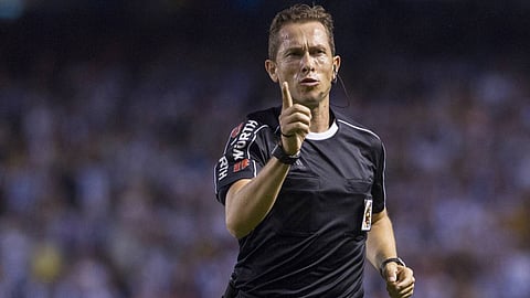 جونزاليس حكمًا لمباراة برشلونة وأتلتيكو في السعودية