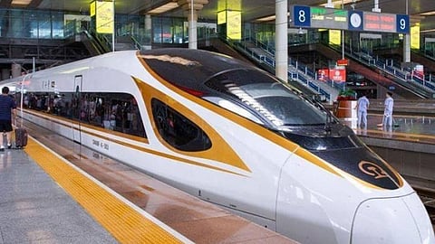 يوُصَف بـ«الرصاصة».. الصين تطلق أول قطار ذكي في العالم