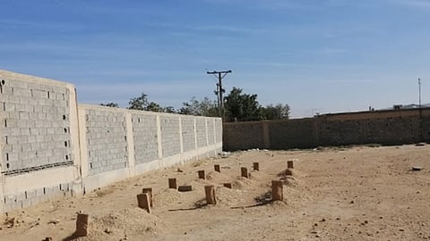 «عاجل» تكشف قصة العثور على 10 قبور مجهولة داخل حوش عشوائي بشرق الرياض
