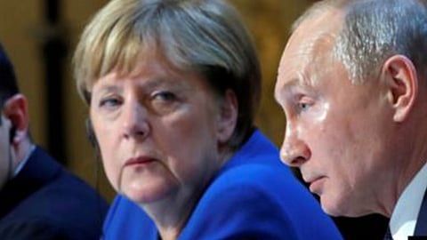 ميركل وبوتين يؤكدان ضرورة إنهاء الصراع الليبي وفتح الباب لجهود السلام