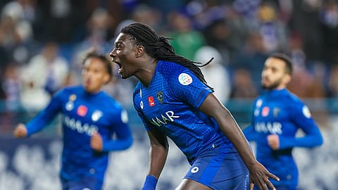 الهلال يقلب الطاولة على الوحدة ويتصدر بطولة الدوري