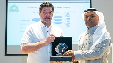 فيتوريا يقدم محاضرة فنية للمدربين الوطنيين