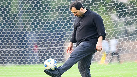 بالصور.. ياسر المسحل يستعرض مهاراته بكرة القدم