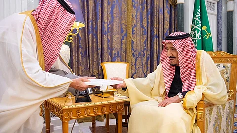 خادم الحرمين يتسلم رسالة من ملك البحرين