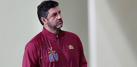 رحلة برية تسيل الدماء من رأس مدرب النصر